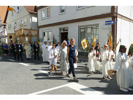 Fronleichnamsprozession durch die Straßen von Naumburg (© Karl-Franz Thiede)